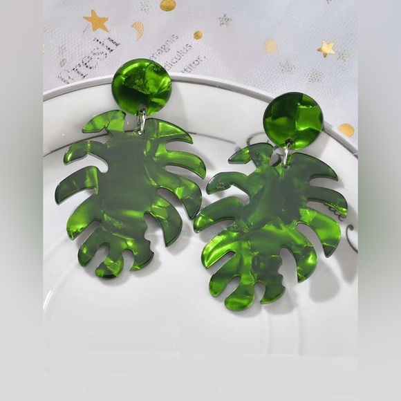 Jewelry - Green leaf Clip on earrings